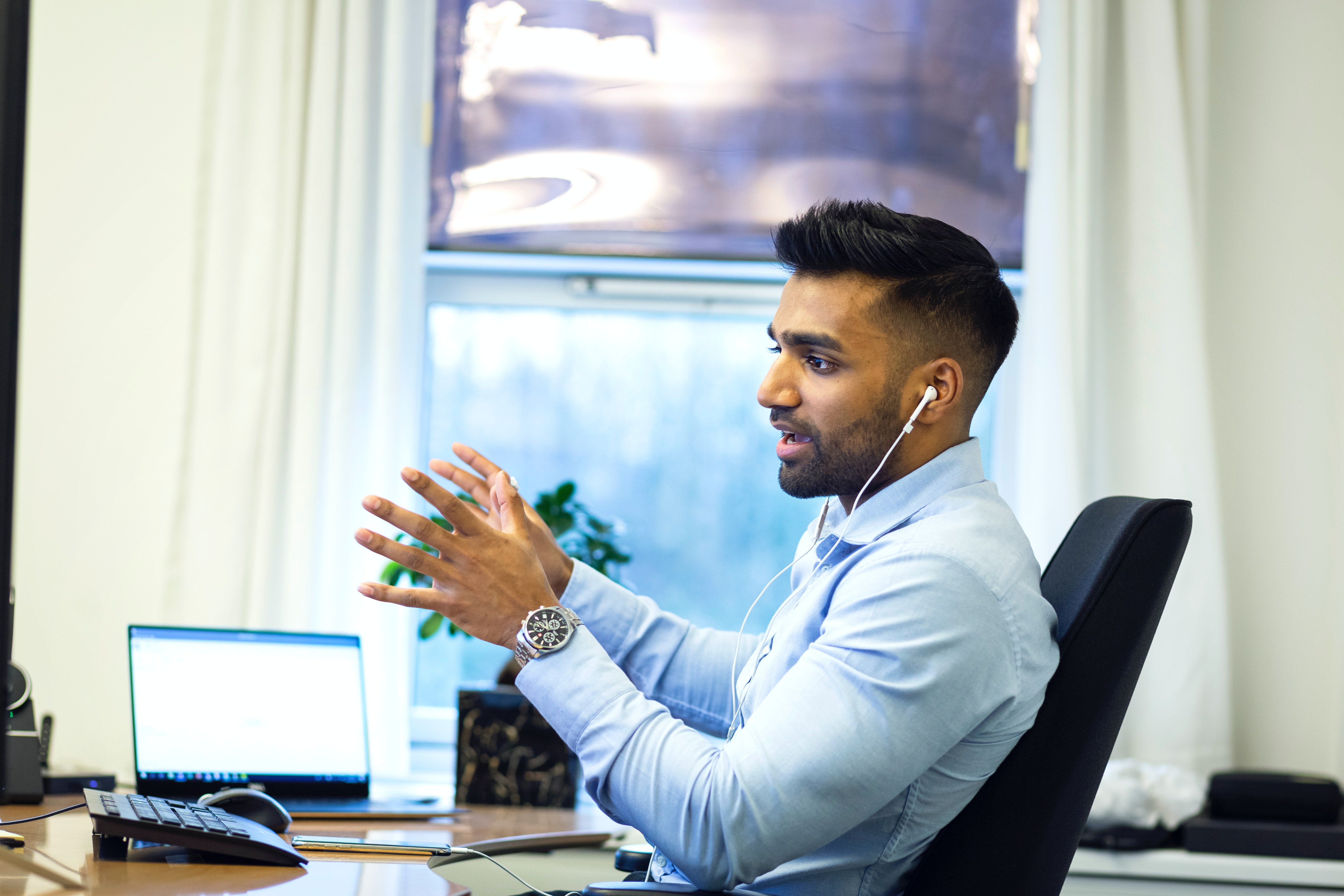 Insurance CSR helping customer on the phone